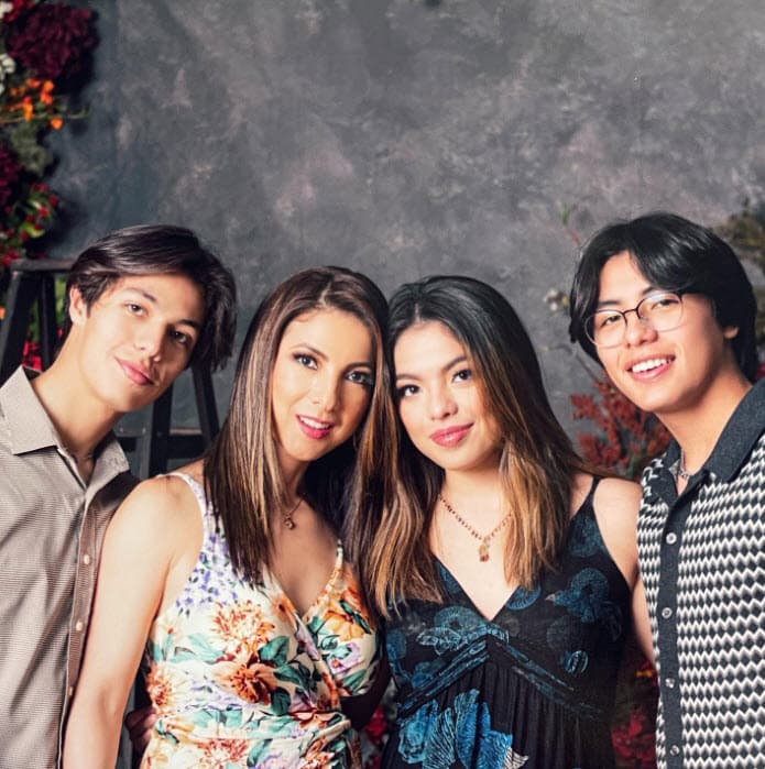 En las imágenes se ve a la familia completa dejando en evidencia lo grandes que ya están sus hijos. 
<br>