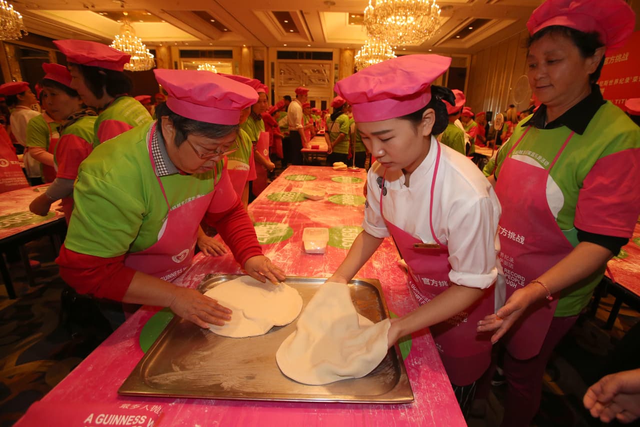 Por supuesto, la masa para pizzas no se desperdició, sino que se terminaron de agregar los ingredientes y todo lo necesario para venderlas.