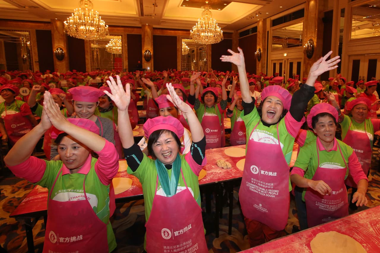 El récord además ayudó, pues el dinero recaudado con la venta de las pizzas fue donado a una fundación contra el cáncer.