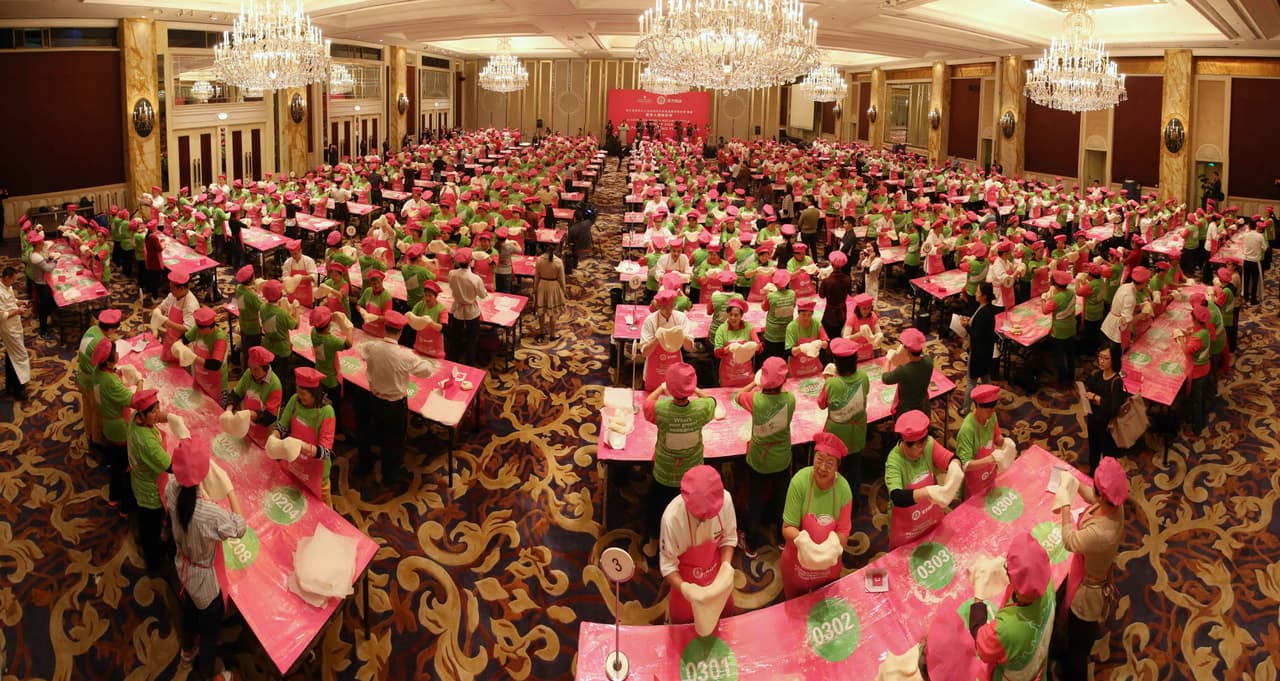 Los ‘pizza lovers’ se volverían locos de ver a tantas personas haciendo su propia pizza al mismo tiempo.