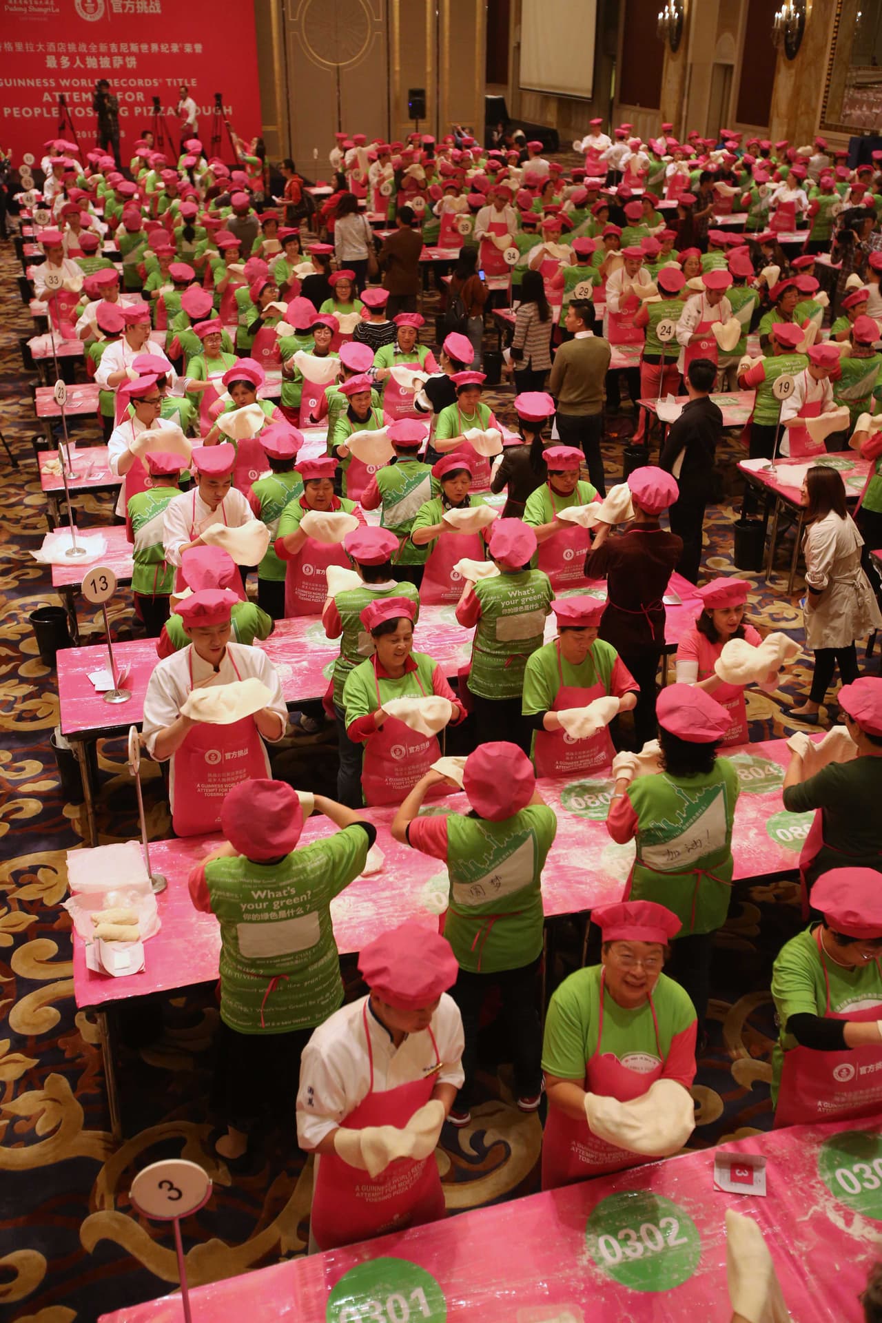 Si bien no hicieron la pizza más larga del mundo, sí fueron el mayor grupo de personas haciendo pizza.