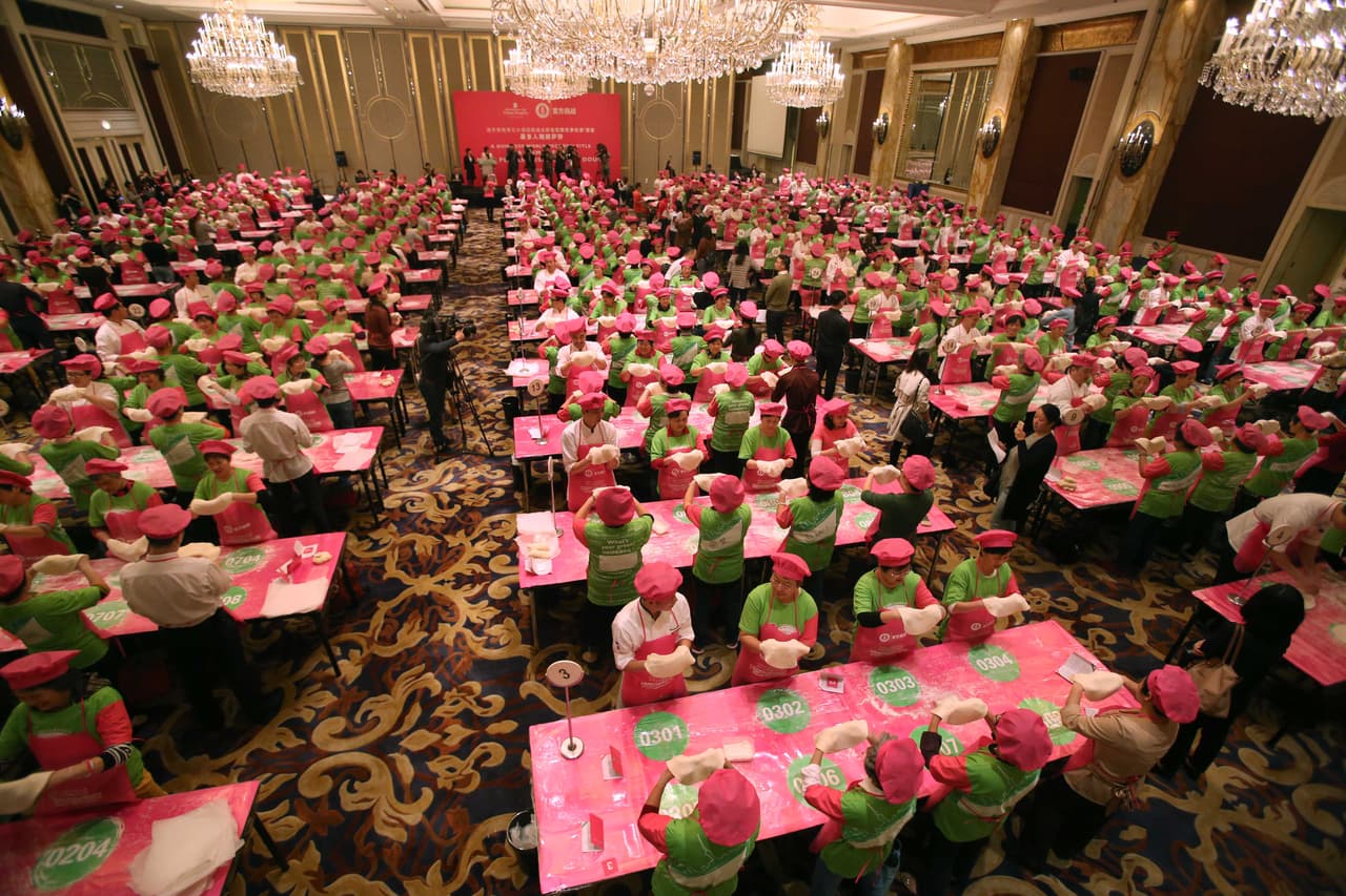 Decenas y decenas de personas se unieron para romper un récord con pizza.