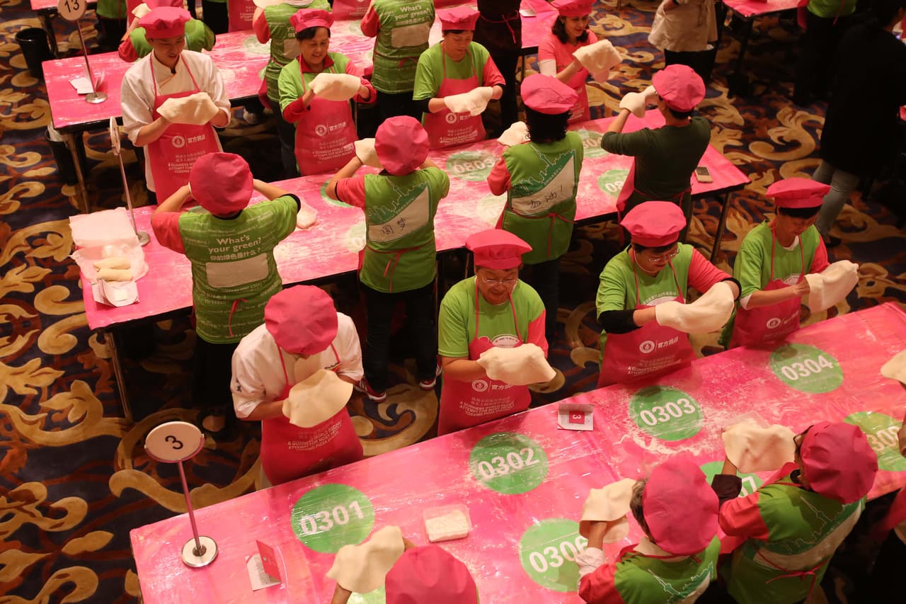 Así fue como 1022 brazos usaron sus músculos para preparar la mezcla que se convertiría en masa.