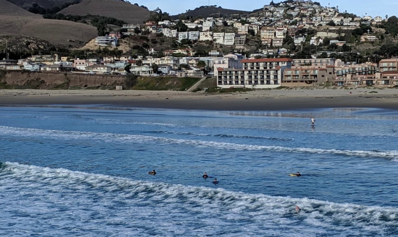<b>El condado de San Luis Obispo, las playas Avila, Fisherman Beach y Olde Port </b>se mantienen abiertas y está permitido caminar por períodos cortos de tiempo. El uso de sillas y toallas está prohíbido.
<br>
<br>El estacionamiento de Avila Beach está cerrado hasta las 5pm y en
<b><a href="https://www.experiencepismobeach.com/beach-and-outdoors/beaches/beach-update/" target="_blank">Pismo Beach</a></b>
<a href="https://www.experiencepismobeach.com/beach-and-outdoors/beaches/beach-update/" target="_blank"> </a>se permite estacionar durante sólo una hora.
<br>