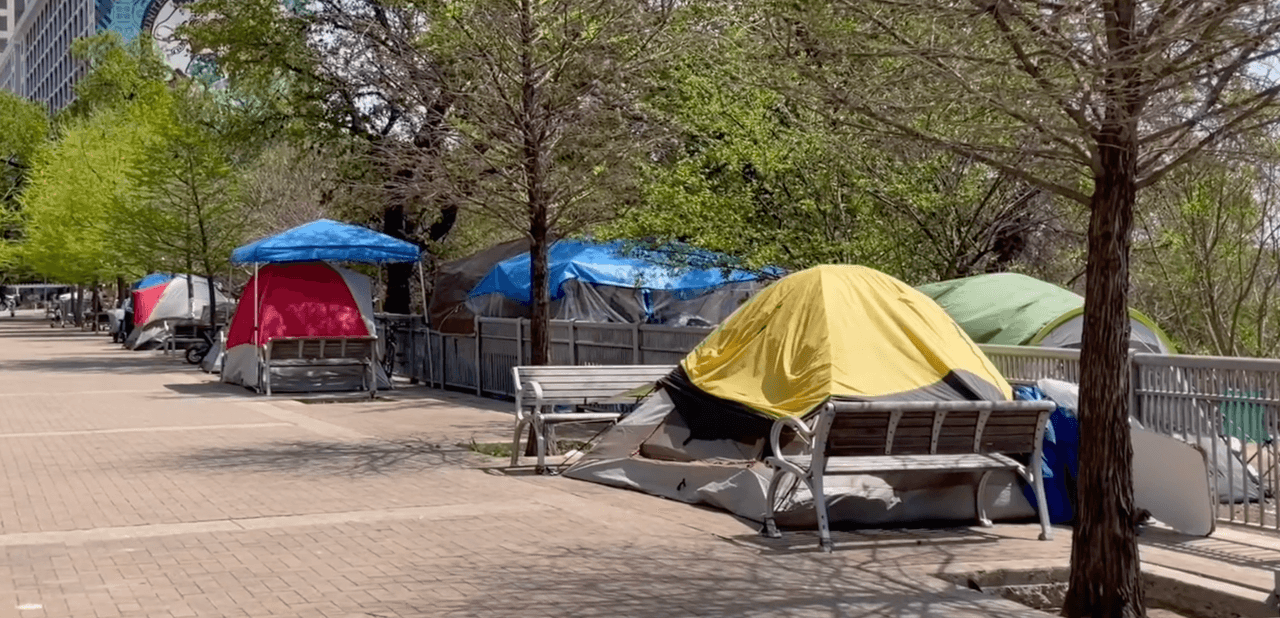 Buscan darle vivienda a 3,000 personas sin hogar en Austin en los próximos 3 años