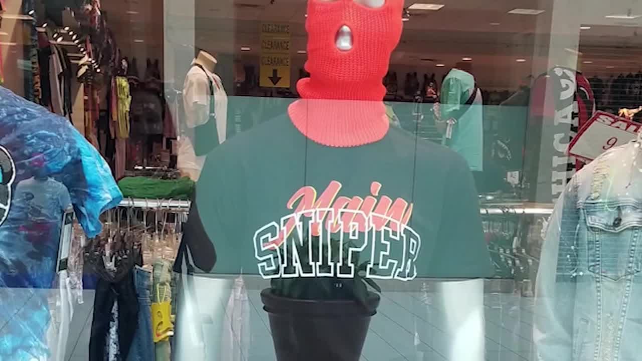 Polémica por tienda que usó francotiradores y chalecos antibalas para promocionar el regreso a clases 