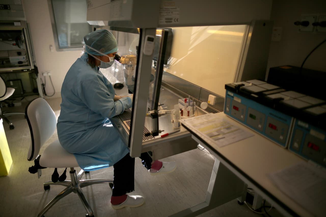 <b>Hasta ahora no se conoce la causa de la enfermedad</b>. 
<a href="https://www1.nichd.nih.gov/espanol/salud/temas/endometri/informacion/Pages/causa.aspx">Algunas investigaciones indican que</a> pueden influir factores genéticos, niveles irregulares de estrógeno, endometrio con resistencia a la progesterona o trastornos en el sistema 
<a href="https://www.univision.com/noticias/trasplantes/este-bebe-nacio-sin-sistema-inmune-y-hoy-tiene-defensas-gracias-a-un-exitoso-trasplante">inmune</a>.