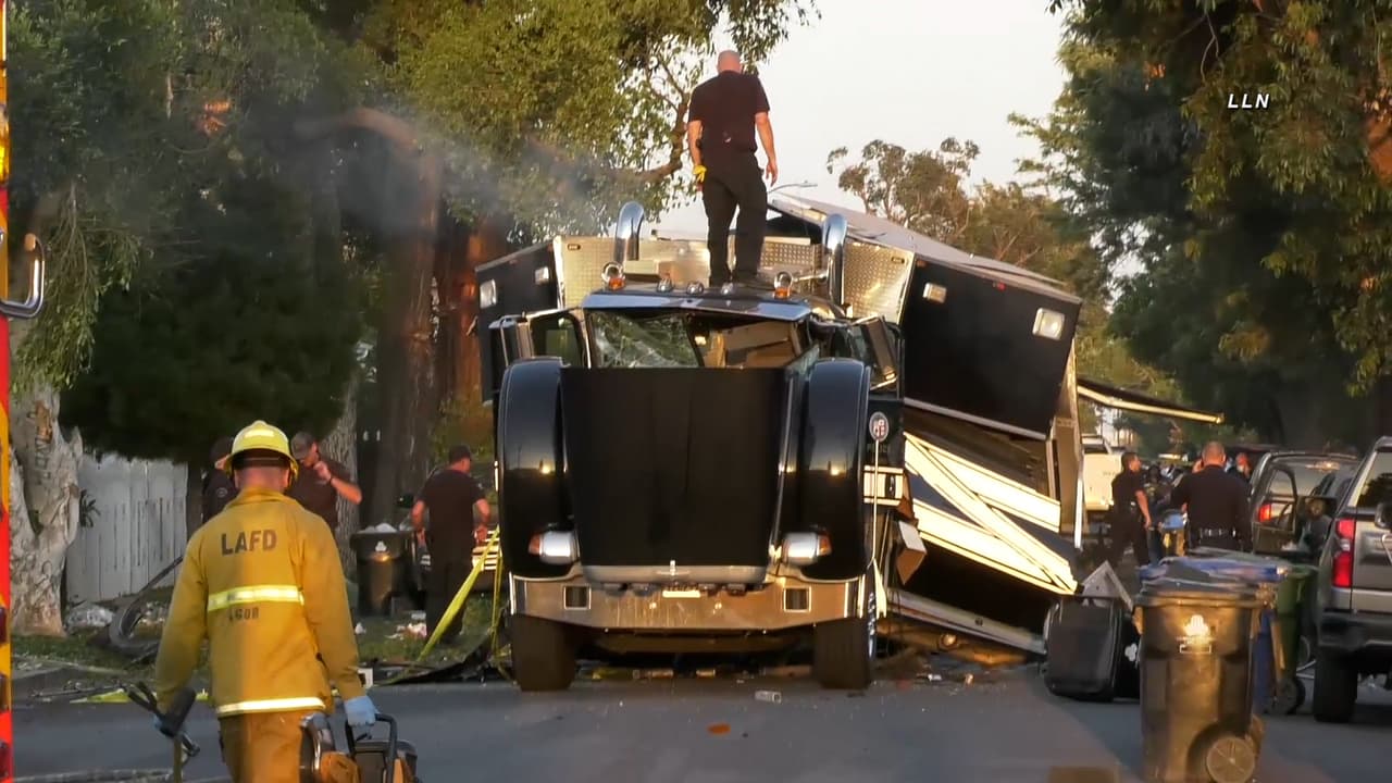 Además, 
<b>el LAPD cree que la parte superior del remolque voló dos bloques hacia el Este dañando parte de un techo antes de caer al suelo. </b>