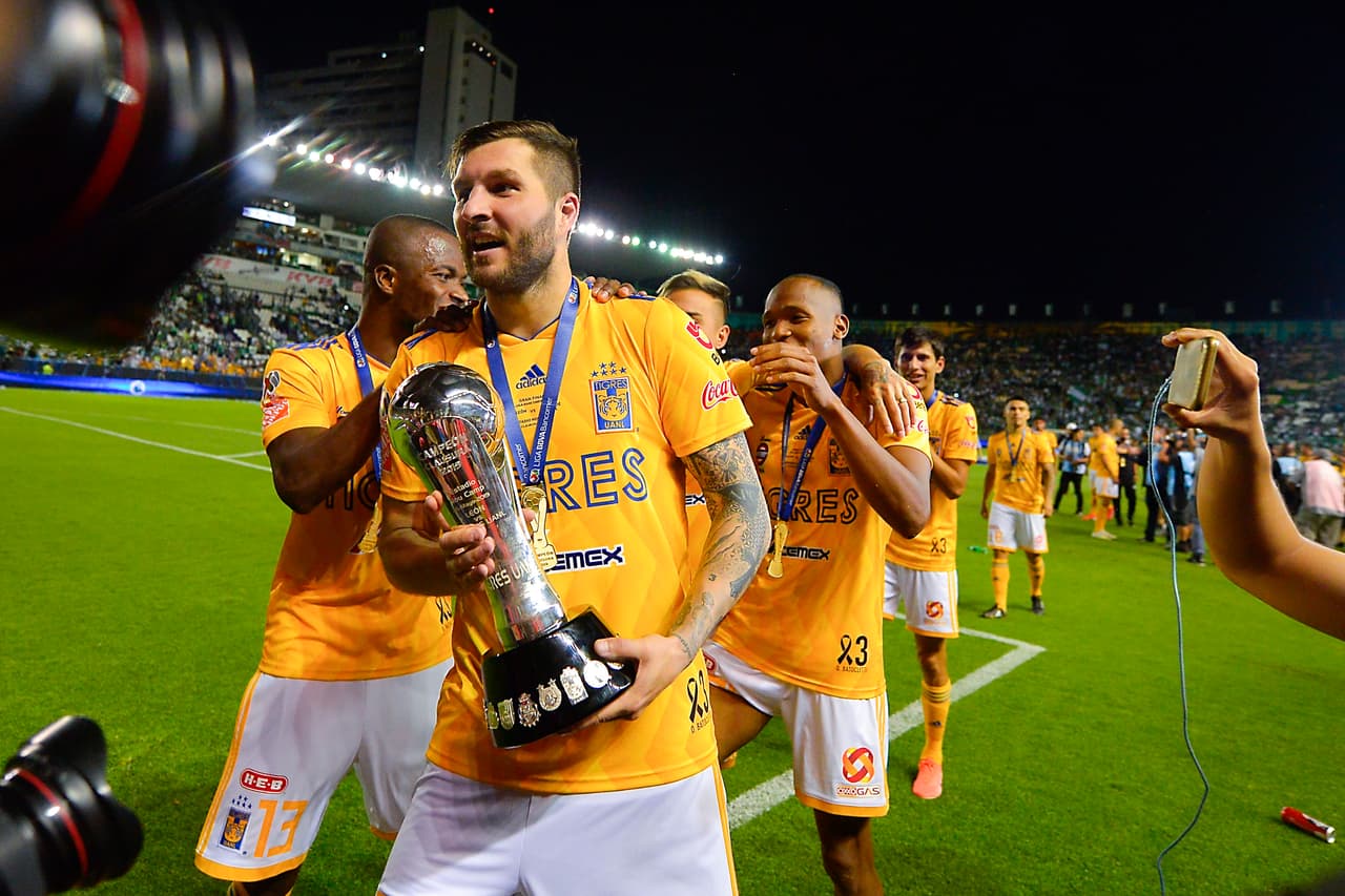 ¡Tigres se proclama Campeón del fútbol mexicano! Los felinos regiomontanos cosecharon su séptimo título de la Liga MX y se cuelan, aunque muchos se sigan negando a aceptarlo, entre los grandes del balompié azteca. Luego de superar en una Final de un solo gol a los Esmeraldas del León, así se dieron los festejos de los Tigres en patio ajeno, imágenes para el recuerdo y que hay que darse un tiempo para echarles un ojo, sobre todo la fiel afición de los felinos regios.