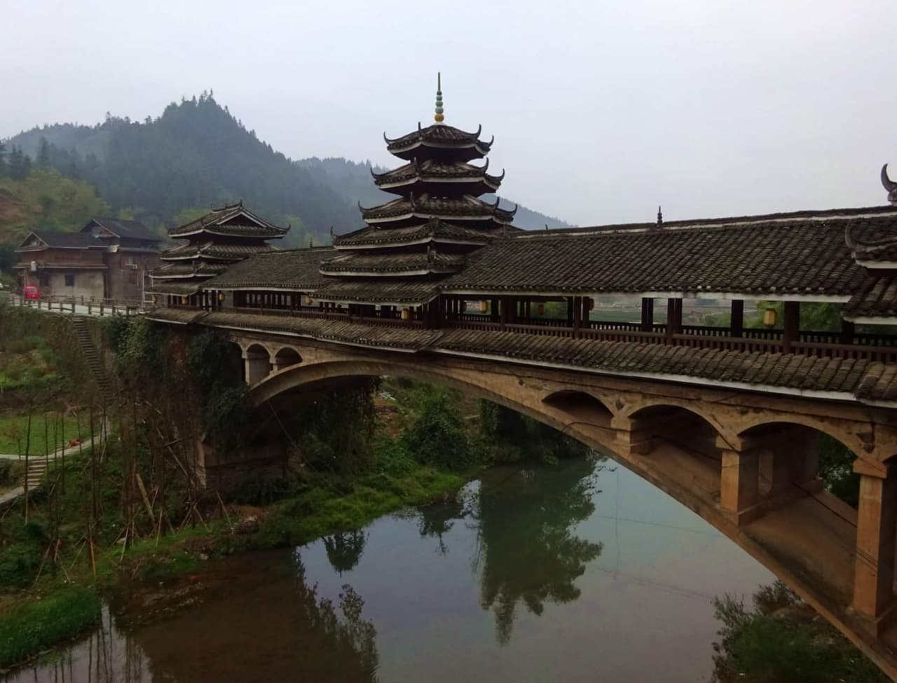 <b>Puente de viento y lluvia de Chengyang</b>
<br>
<br>Su impresionante estructura de tres pisos está construida con piedra y madera, y consta de cinco pabellones y 19 terrazas. Es el lugar perfecto para hacer turismo y ver el entorno circundante de Liuzhou, China.
<br>