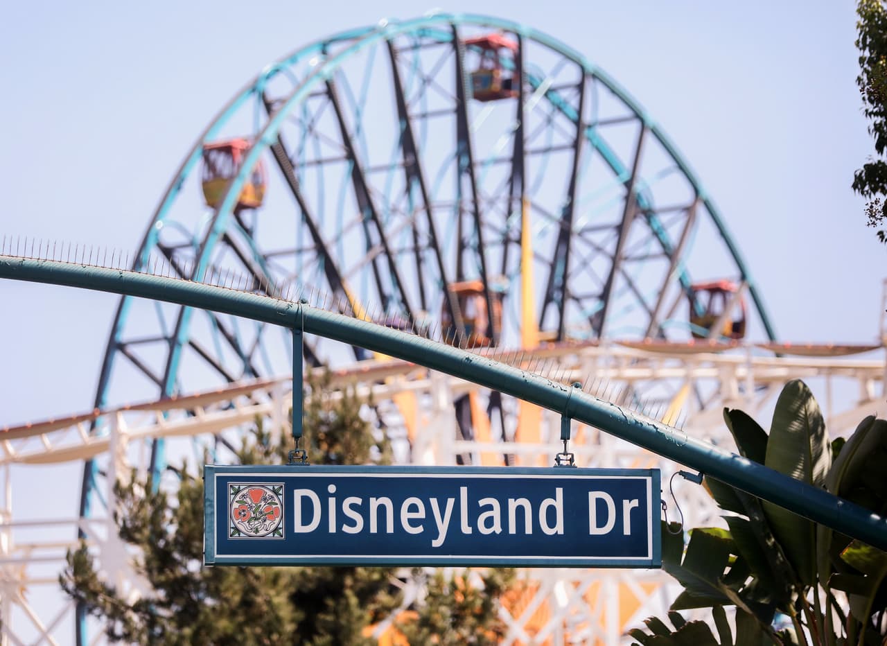 Un ejemplo dado por 
<a href="https://www.wsj.com/articles/why-disney-world-is-open-but-disneyland-is-closed-11602235802" target="_blank">dicho medio</a>, es el de Dara Maleki, dueño de restaurantes en los parques temáticos de ambos estados, quien asegura que ha tenido un 90% en pérdidas en California, mientras estas han sido de un 30% en Florida.
