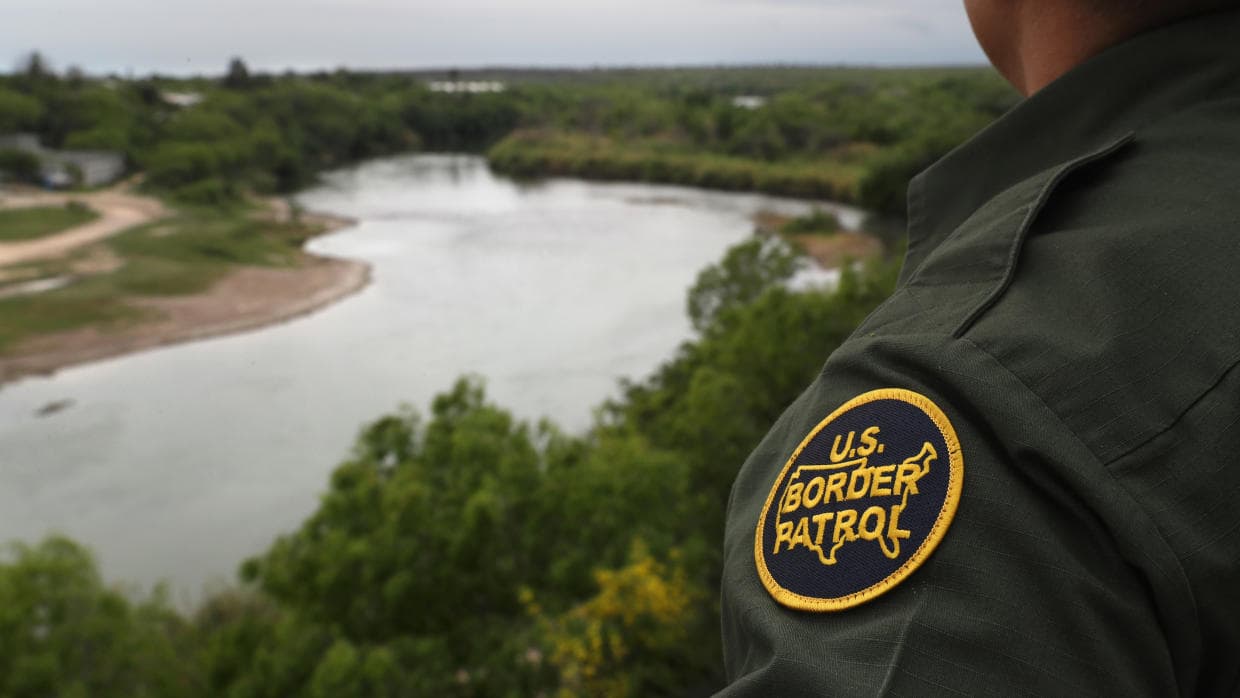 Un estadounidense radicado en México enfrenta una pena de hasta dos años de cárcel por destruir una celda y atacar a un agente hispano de la Patrulla Fronteriza, luego de insultarlo a él y a otros oficiales con frases como "¿Por qué no están en su trabajo de jardinería?" y " Soy ciudadano estadounidense, apuesto a que ustedes nacieron en Culiacán (México)".