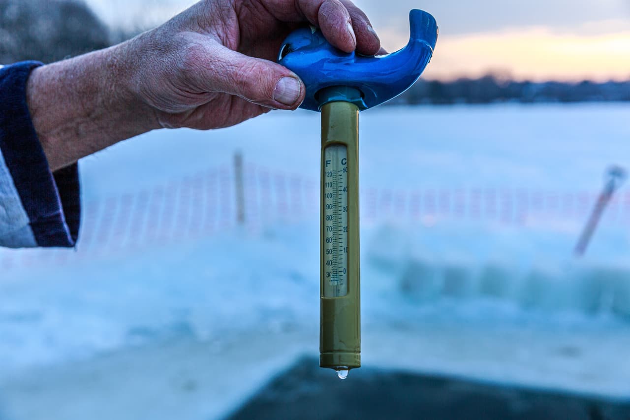 El agua en la que nadan los "Submergents" está a 37.4° F (3° C). La Outdoor Swimming Society aconseja consultar con un médico antes de intentar sumergirse en un cuerpo de agua helado y hacerlo primero en zonas no profundas. Lo mejor es irse aclimatando a las bajas temperaturas, poco a poco, señalan.