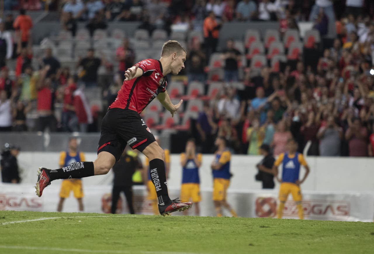 Atlas hizo valer su condición de local en el Estadio Jalisco y lleva ventaja para la vuelta de la Semifinal ante Tigres en el Universitario.