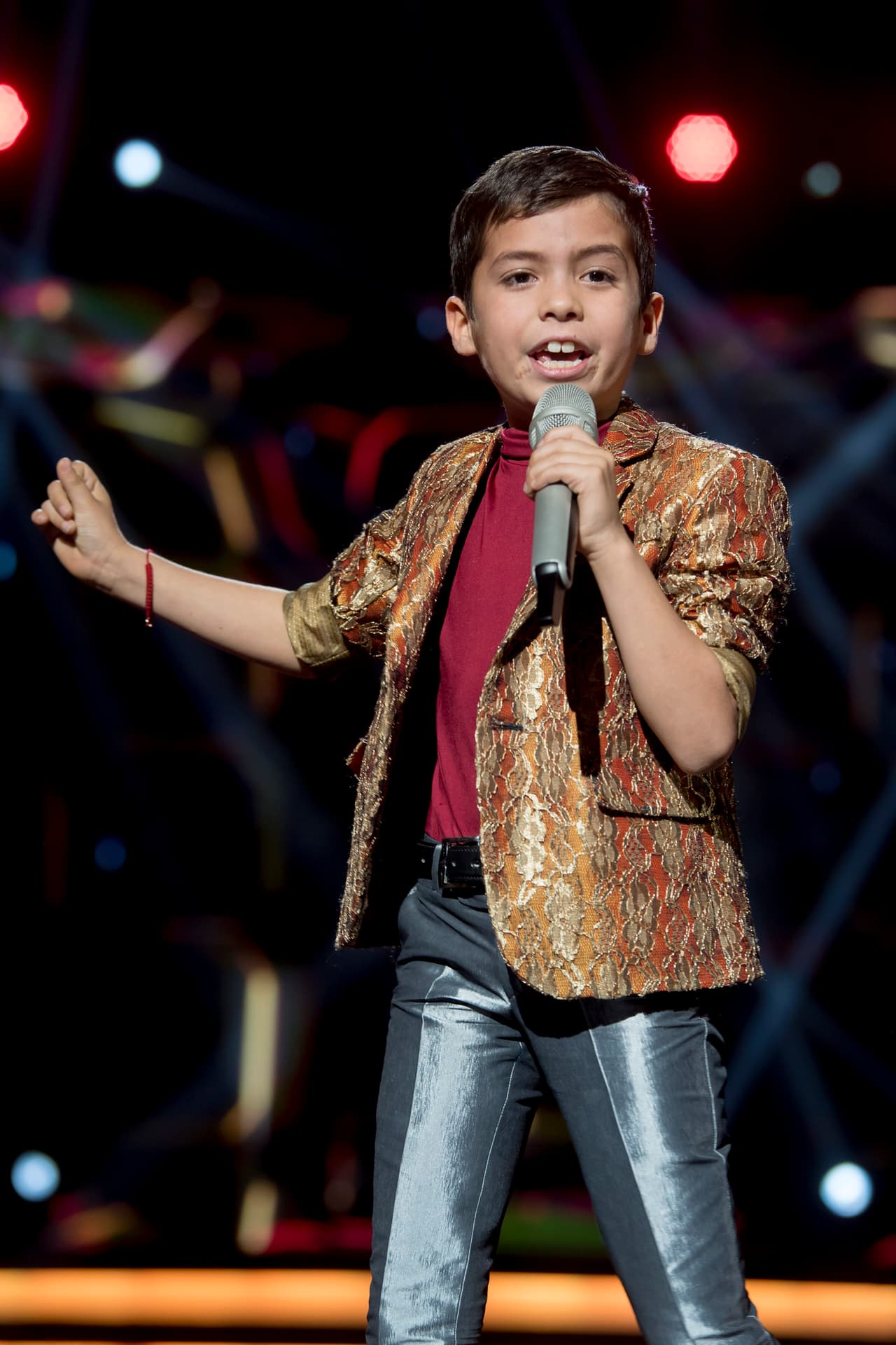 Kevin cantó 'Regresa a mi corazón' de Carlos Rivera.