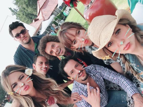 Vaya que se divierten conviviendo juntos.