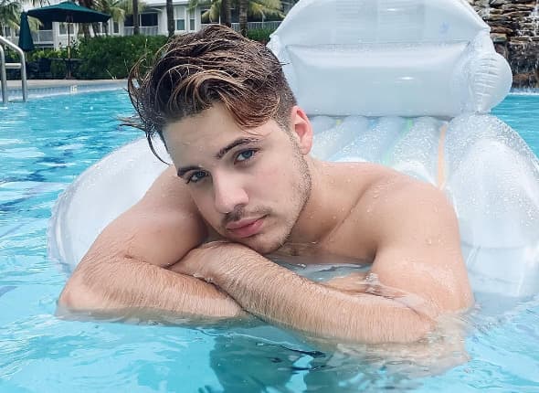 William Valdes: "En esto ando, disfrutando del domingo. Qué hacen?". (Julio 3, 2016)