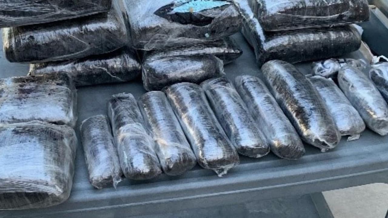 Arrestan a una mujer en la autopista 10 y encuentran 360,000 pastillas de fentanilo escondidas el vehículo