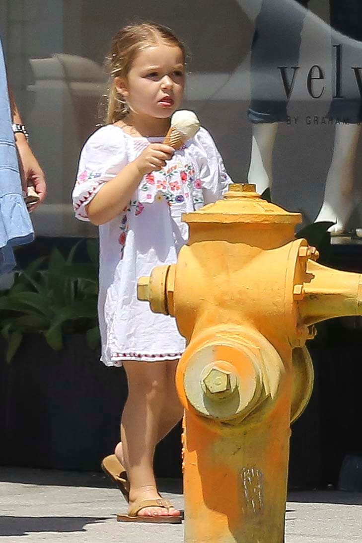 La pequeña disfruta los días soleados para poder comer helados.
