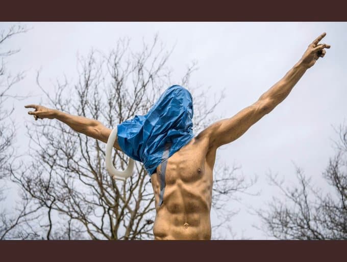 Tras darse el anuncio de que Zlatan Ibrahimovic se convierte en copropietario del Hammarby, los aficionados del Malmo han pedido retirar su estatua y hoy amaneció vandalizada.