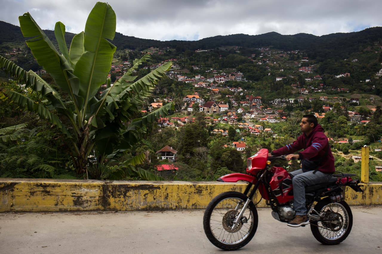 <b>Categoría 4: Venezuela</b>
<br>
<a href="https://wwwnc.cdc.gov/travel/notices/covid-4/coronavirus-venezuela" target="_blank">El régimen venezolano</a> reporta que se han registrado 244,000 casos y al menos 2,734 muertes. Un hombre recorre en motocicleta en un camino del municipio de Tovar, en el estado venezolano de Aragua (Venezuela). 
<br>