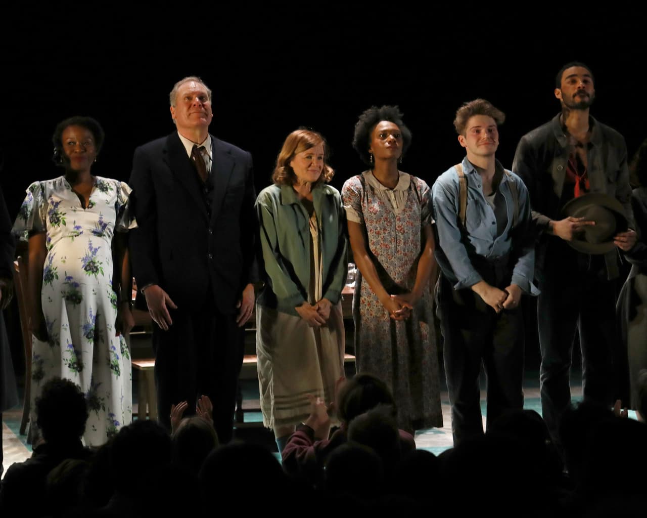 Un rupo de actrices y actores aparecen en el escenario durante la llamada de apertura de Broadway de "Girl From The North Country", en el Teatro Belasco, jueves, marzo 5, 2020, en Nueva York. Este jueves se anunció que también os shows de Broadway serán cancelados.