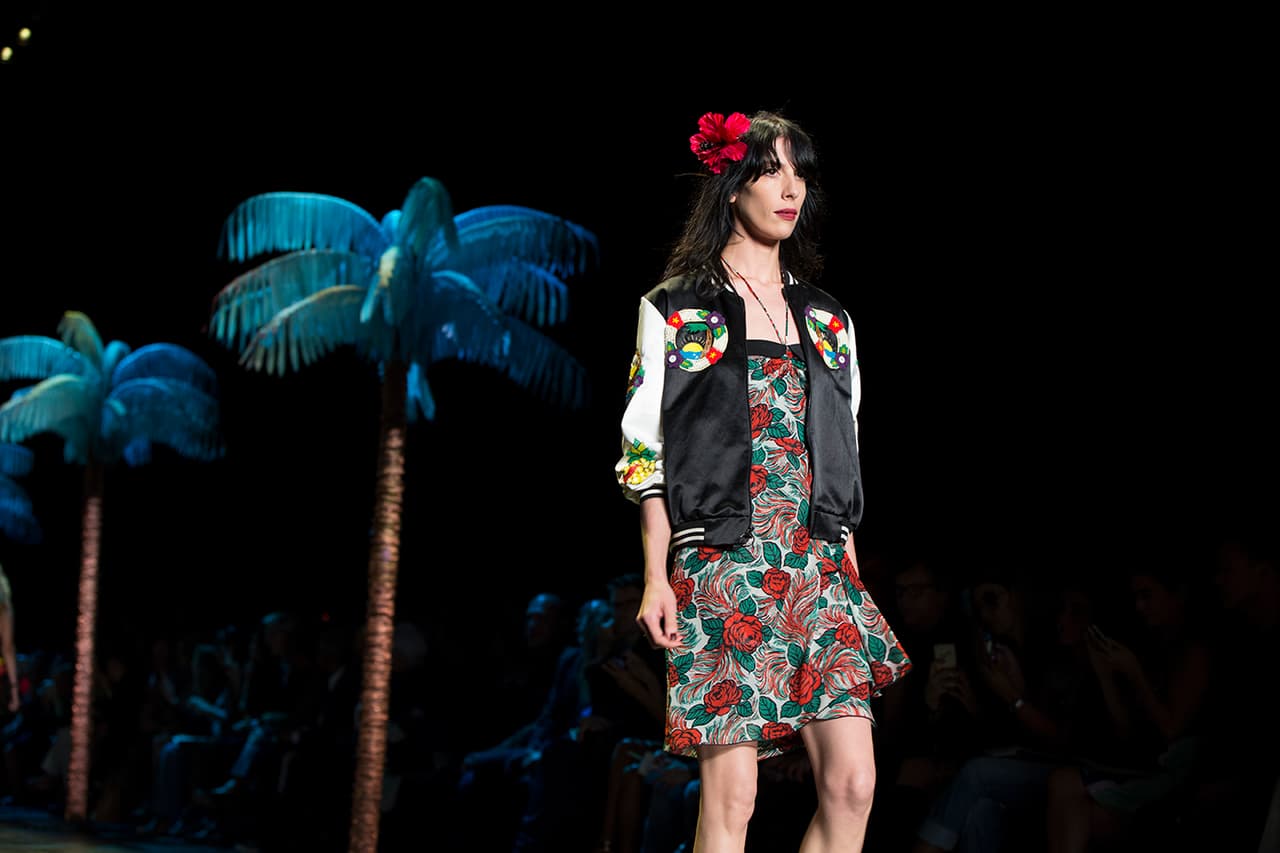 La diseñadora norteamericana encendió la pasarela del NYFW con una colección cargada de inspiración tropical. Su pasión por culturas exuberantes la reflejó en una colección llena de estampados florales que contrastan con telas oscuras. Faldas, vestidos, bikinis, shorts y tops llenos de 'glamour'. ¿Y quien mejor para protagonizar un desfile tan salvaje que la modelo Gigi Hadid? Aquí los mejores momentos de su participación en el penúltimo día del NYFW. Diseñadora Anna Sui. NYFW, Spring/Summer 2016 - 09/16/2015