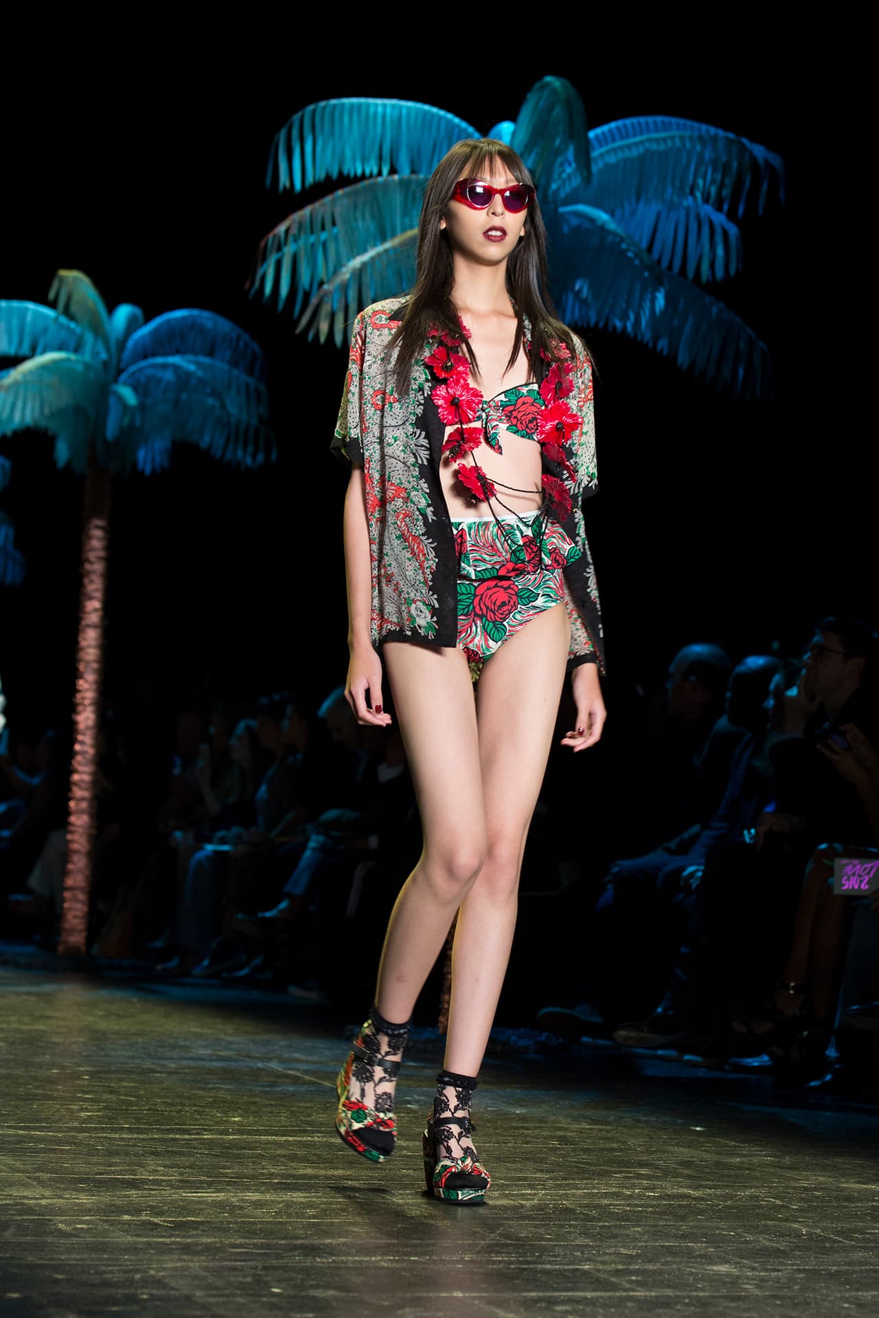 La diseñadora norteamericana encendió la pasarela del NYFW con una colección cargada de inspiración tropical. Su pasión por culturas exuberantes la reflejó en una colección llena de estampados florales que contrastan con telas oscuras. Faldas, vestidos, bikinis, shorts y tops llenos de 'glamour'. ¿Y quien mejor para protagonizar un desfile tan salvaje que la modelo Gigi Hadid? Aquí los mejores momentos de su participación en el penúltimo día del NYFW. Diseñadora Anna Sui. NYFW, Spring/Summer 2016 - 09/16/2015