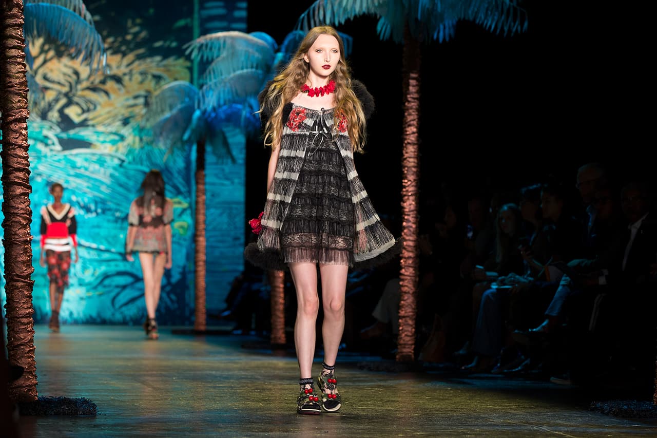 La diseñadora norteamericana encendió la pasarela del NYFW con una colección cargada de inspiración tropical. Su pasión por culturas exuberantes la reflejó en una colección llena de estampados florales que contrastan con telas oscuras. Faldas, vestidos, bikinis, shorts y tops llenos de 'glamour'. ¿Y quien mejor para protagonizar un desfile tan salvaje que la modelo Gigi Hadid? Aquí los mejores momentos de su participación en el penúltimo día del NYFW. Diseñadora Anna Sui. NYFW, Spring/Summer 2016 - 09/16/2015