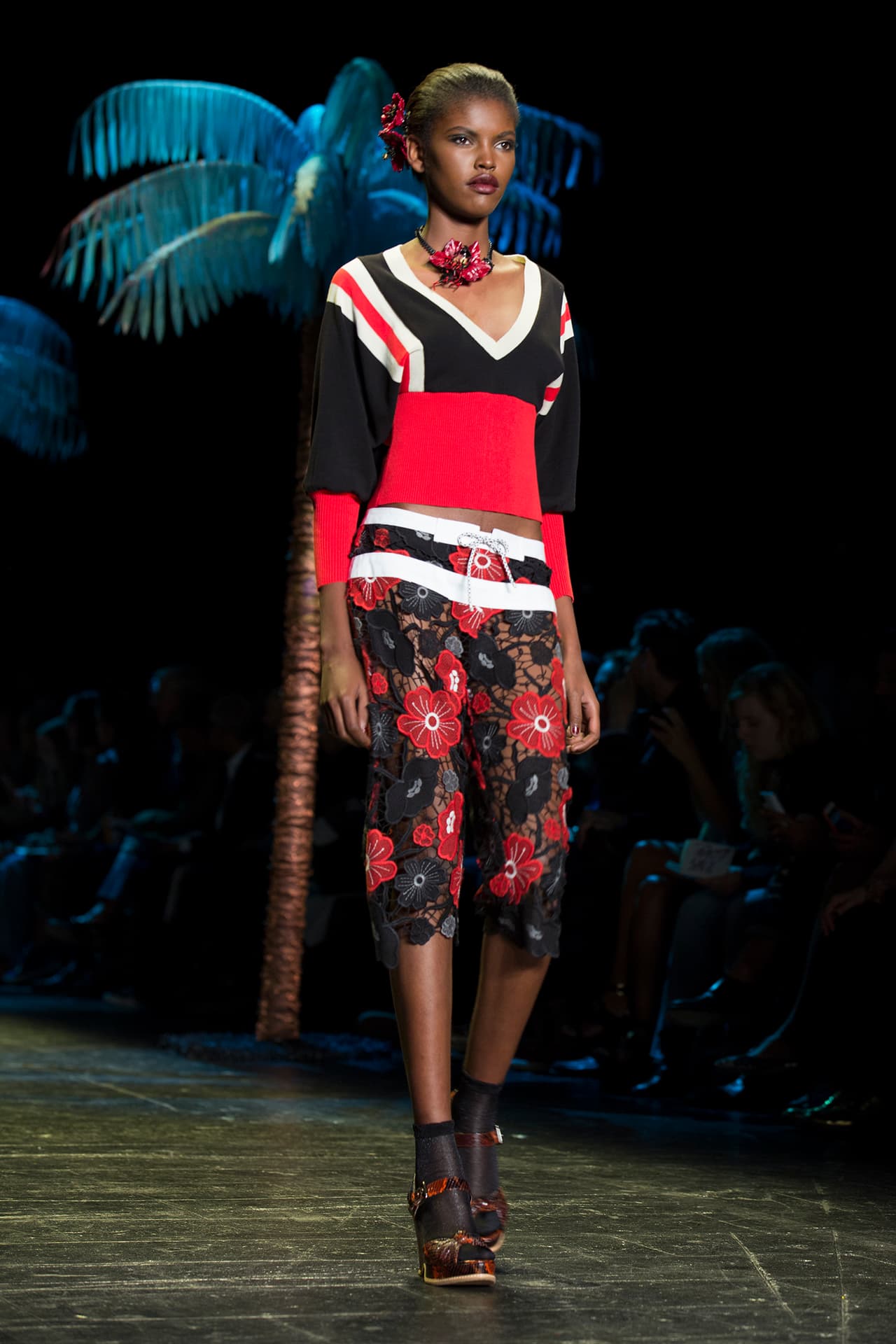 La diseñadora norteamericana encendió la pasarela del NYFW con una colección cargada de inspiración tropical. Su pasión por culturas exuberantes la reflejó en una colección llena de estampados florales que contrastan con telas oscuras. Faldas, vestidos, bikinis, shorts y tops llenos de 'glamour'. ¿Y quien mejor para protagonizar un desfile tan salvaje que la modelo Gigi Hadid? Aquí los mejores momentos de su participación en el penúltimo día del NYFW. Diseñadora Anna Sui. NYFW, Spring/Summer 2016 - 09/16/2015