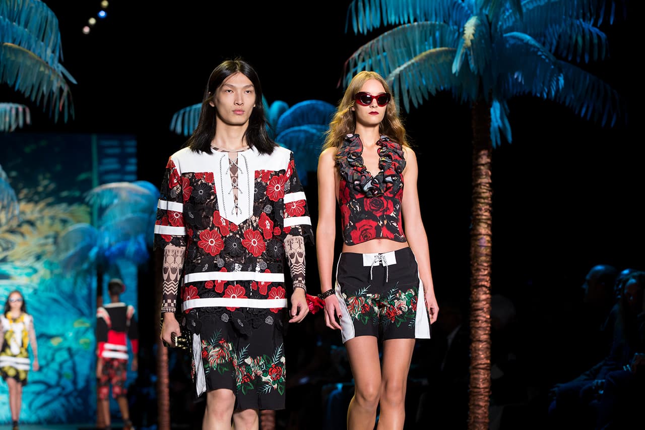 La diseñadora norteamericana encendió la pasarela del NYFW con una colección cargada de inspiración tropical. Su pasión por culturas exuberantes la reflejó en una colección llena de estampados florales que contrastan con telas oscuras. Faldas, vestidos, bikinis, shorts y tops llenos de 'glamour'. ¿Y quien mejor para protagonizar un desfile tan salvaje que la modelo Gigi Hadid? Aquí los mejores momentos de su participación en el penúltimo día del NYFW. Diseñadora Anna Sui. NYFW, Spring/Summer 2016 - 09/16/2015