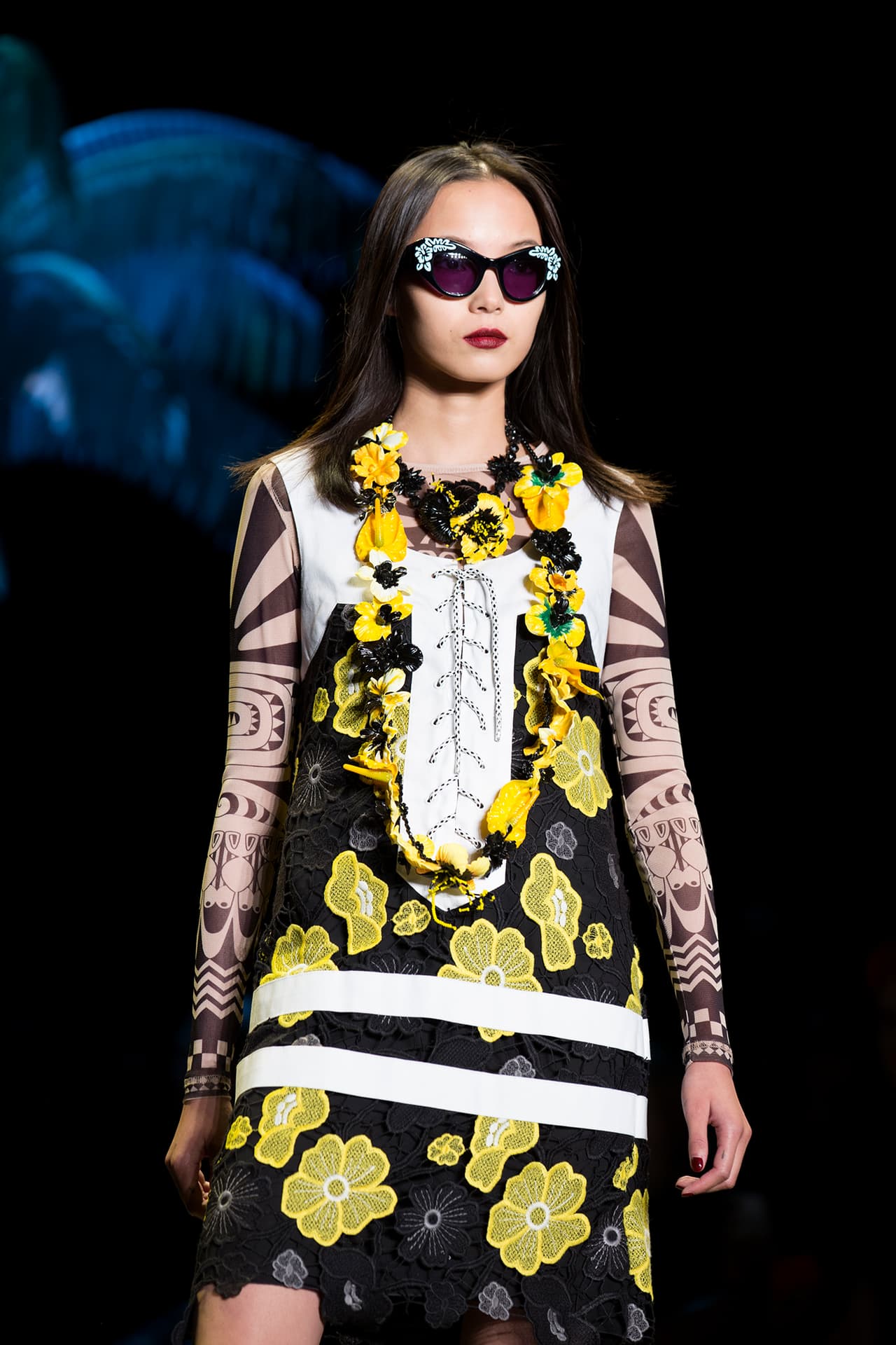 La diseñadora norteamericana encendió la pasarela del NYFW con una colección cargada de inspiración tropical. Su pasión por culturas exuberantes la reflejó en una colección llena de estampados florales que contrastan con telas oscuras. Faldas, vestidos, bikinis, shorts y tops llenos de 'glamour'. ¿Y quien mejor para protagonizar un desfile tan salvaje que la modelo Gigi Hadid? Aquí los mejores momentos de su participación en el penúltimo día del NYFW. Diseñadora Anna Sui. NYFW, Spring/Summer 2016 - 09/16/2015