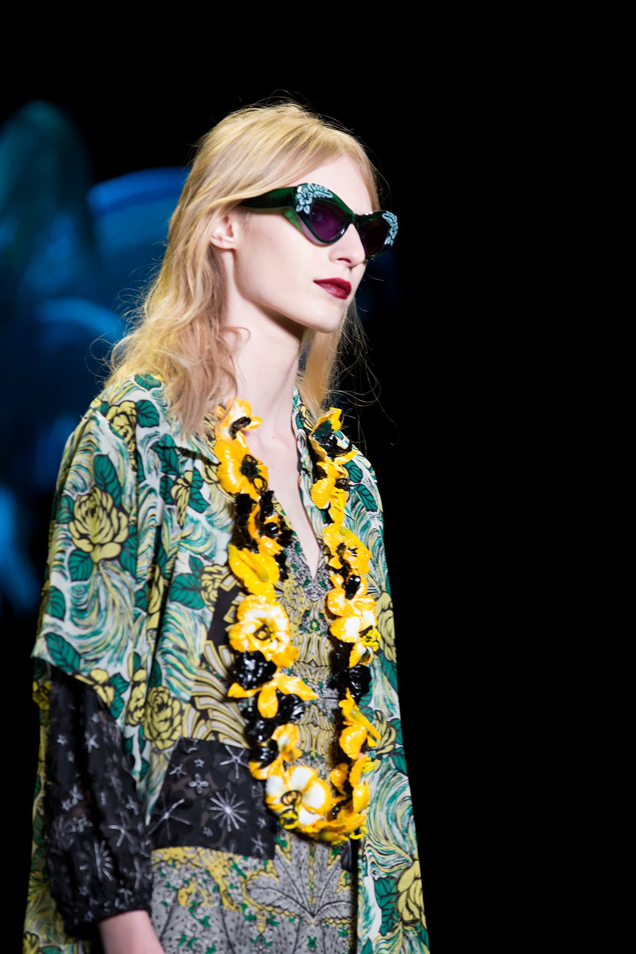 La diseñadora norteamericana encendió la pasarela del NYFW con una colección cargada de inspiración tropical. Su pasión por culturas exuberantes la reflejó en una colección llena de estampados florales que contrastan con telas oscuras. Faldas, vestidos, bikinis, shorts y tops llenos de 'glamour'. ¿Y quien mejor para protagonizar un desfile tan salvaje que la modelo Gigi Hadid? Aquí los mejores momentos de su participación en el penúltimo día del NYFW. Diseñadora Anna Sui. NYFW, Spring/Summer 2016 - 09/16/2015