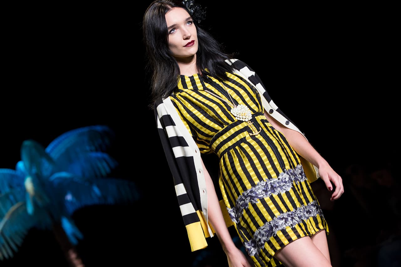 La diseñadora norteamericana encendió la pasarela del NYFW con una colección cargada de inspiración tropical. Su pasión por culturas exuberantes la reflejó en una colección llena de estampados florales que contrastan con telas oscuras. Faldas, vestidos, bikinis, shorts y tops llenos de 'glamour'. ¿Y quien mejor para protagonizar un desfile tan salvaje que la modelo Gigi Hadid? Aquí los mejores momentos de su participación en el penúltimo día del NYFW. Diseñadora Anna Sui. NYFW, Spring/Summer 2016 - 09/16/2015