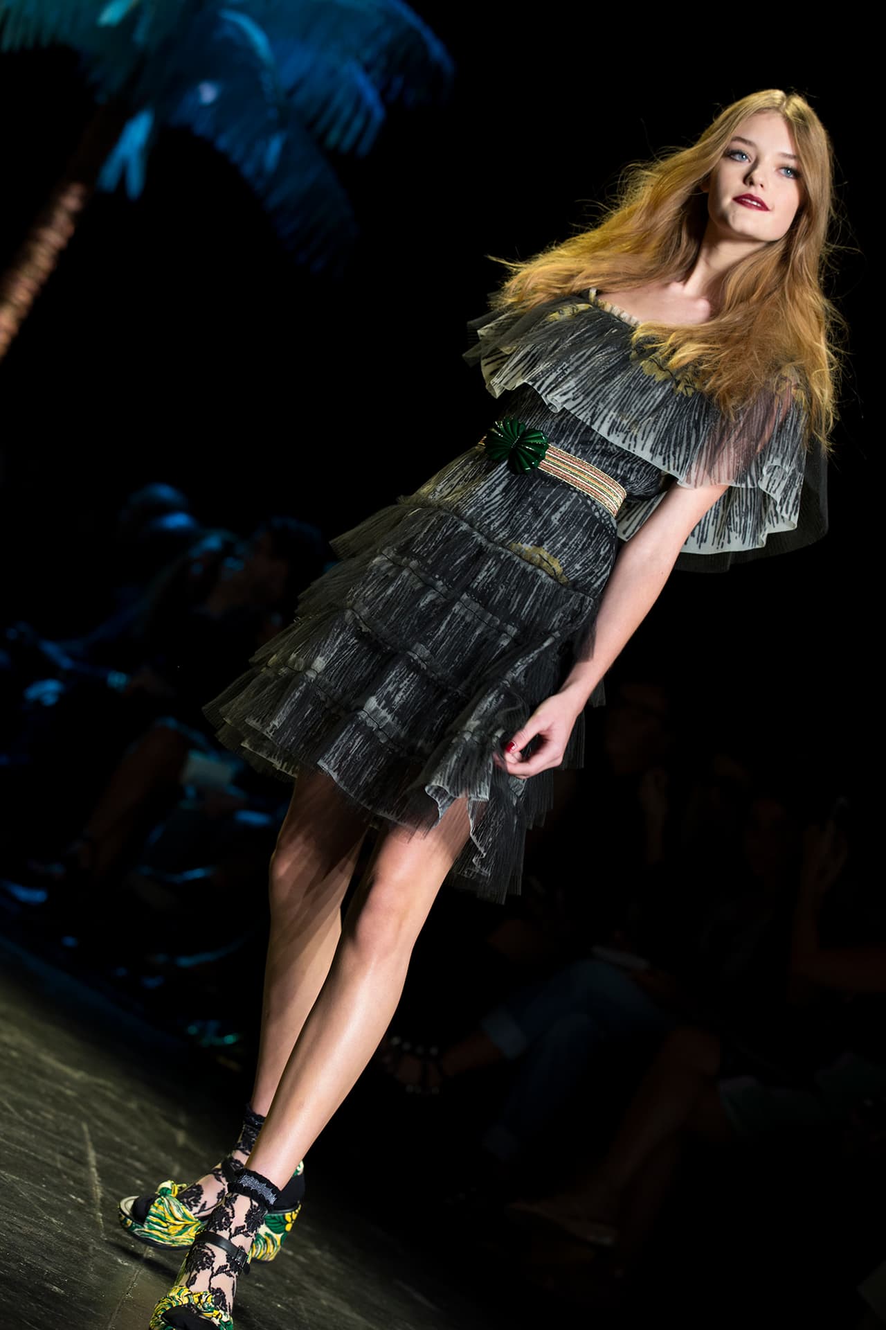 La diseñadora norteamericana encendió la pasarela del NYFW con una colección cargada de inspiración tropical. Su pasión por culturas exuberantes la reflejó en una colección llena de estampados florales que contrastan con telas oscuras. Faldas, vestidos, bikinis, shorts y tops llenos de 'glamour'. ¿Y quien mejor para protagonizar un desfile tan salvaje que la modelo Gigi Hadid? Aquí los mejores momentos de su participación en el penúltimo día del NYFW. Diseñadora Anna Sui. NYFW, Spring/Summer 2016 - 09/16/2015