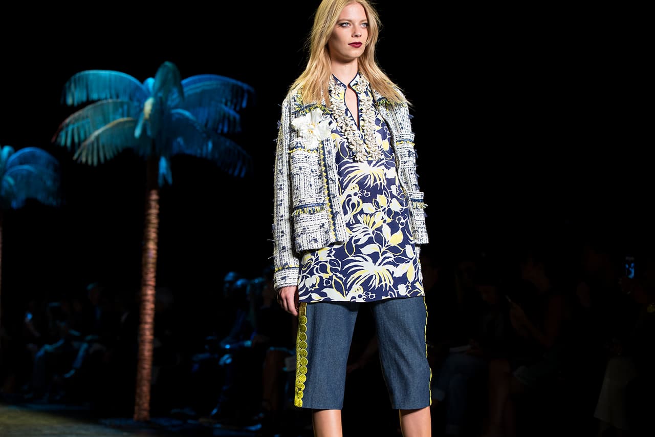 La diseñadora norteamericana encendió la pasarela del NYFW con una colección cargada de inspiración tropical. Su pasión por culturas exuberantes la reflejó en una colección llena de estampados florales que contrastan con telas oscuras. Faldas, vestidos, bikinis, shorts y tops llenos de 'glamour'. ¿Y quien mejor para protagonizar un desfile tan salvaje que la modelo Gigi Hadid? Aquí los mejores momentos de su participación en el penúltimo día del NYFW. Diseñadora Anna Sui. NYFW, Spring/Summer 2016 - 09/16/2015