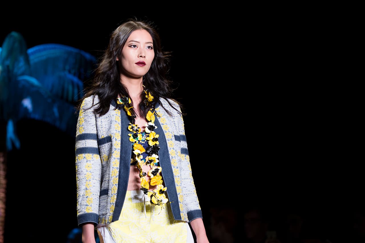 La diseñadora norteamericana encendió la pasarela del NYFW con una colección cargada de inspiración tropical. Su pasión por culturas exuberantes la reflejó en una colección llena de estampados florales que contrastan con telas oscuras. Faldas, vestidos, bikinis, shorts y tops llenos de 'glamour'. ¿Y quien mejor para protagonizar un desfile tan salvaje que la modelo Gigi Hadid? Aquí los mejores momentos de su participación en el penúltimo día del NYFW. Diseñadora Anna Sui. NYFW, Spring/Summer 2016 - 09/16/2015