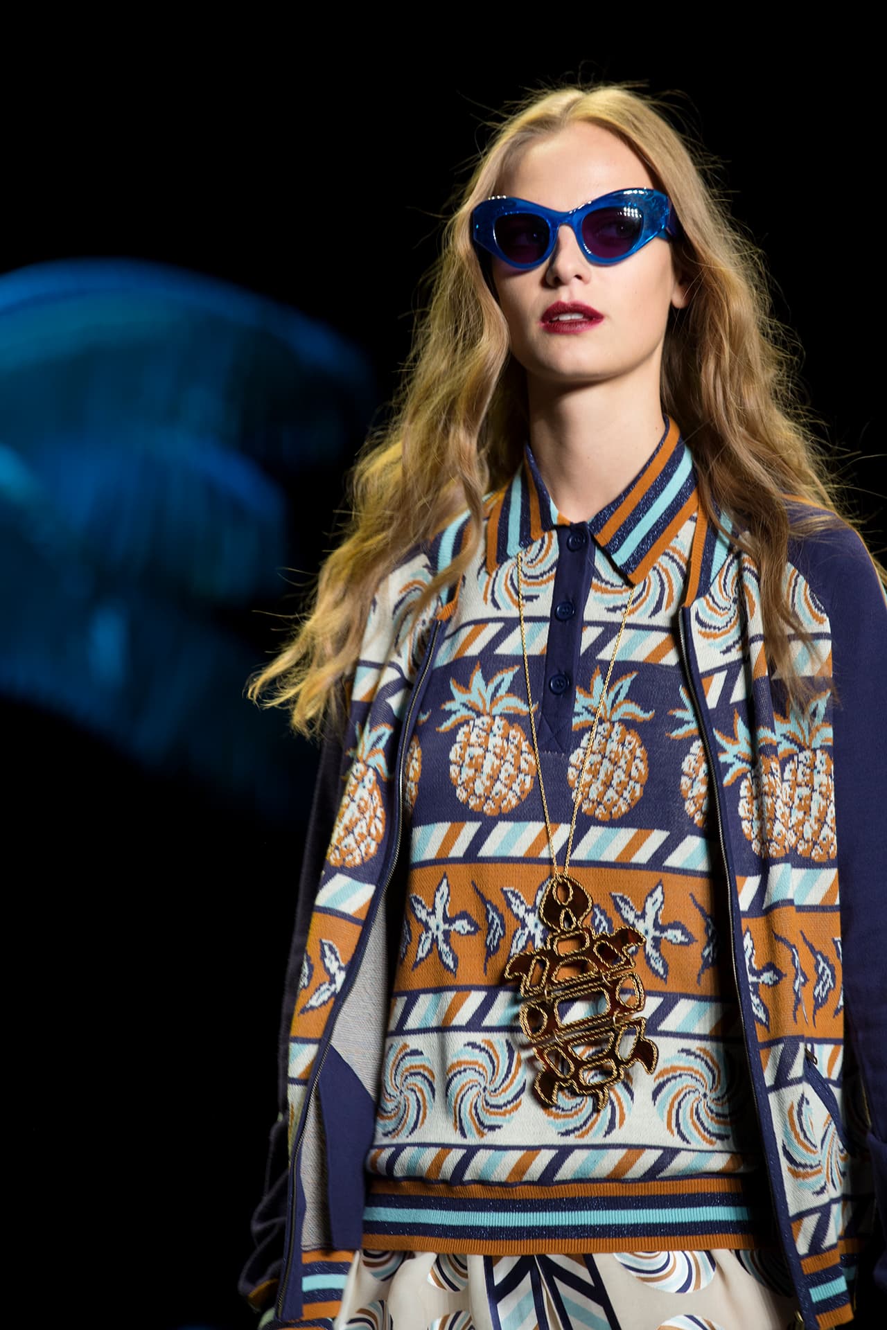 La diseñadora norteamericana encendió la pasarela del NYFW con una colección cargada de inspiración tropical. Su pasión por culturas exuberantes la reflejó en una colección llena de estampados florales que contrastan con telas oscuras. Faldas, vestidos, bikinis, shorts y tops llenos de 'glamour'. ¿Y quien mejor para protagonizar un desfile tan salvaje que la modelo Gigi Hadid? Aquí los mejores momentos de su participación en el penúltimo día del NYFW. Diseñadora Anna Sui. NYFW, Spring/Summer 2016 - 09/16/2015