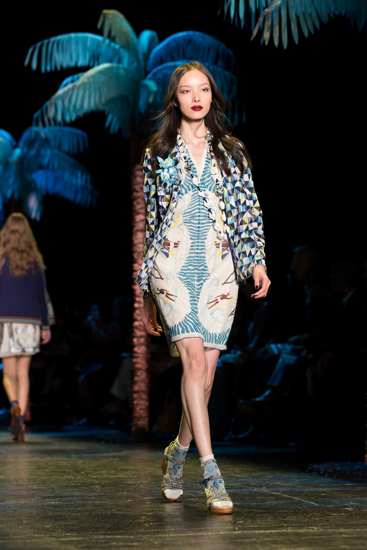 La diseñadora norteamericana encendió la pasarela del NYFW con una colección cargada de inspiración tropical. Su pasión por culturas exuberantes la reflejó en una colección llena de estampados florales que contrastan con telas oscuras. Faldas, vestidos, bikinis, shorts y tops llenos de 'glamour'. ¿Y quien mejor para protagonizar un desfile tan salvaje que la modelo Gigi Hadid? Aquí los mejores momentos de su participación en el penúltimo día del NYFW. Diseñadora Anna Sui. NYFW, Spring/Summer 2016 - 09/16/2015