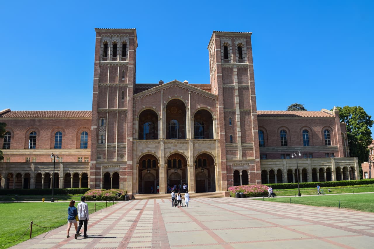 <b>University of California (Los Angeles)</b>
<br>
<br>Posición: 13
<br>País: Estados Unidos
<br>Ciudad: Los Angeles, California
<br>Puntuación global: 83.2
<br>
<br>Matrícula y gastos promedio por año:
<br>Residente del estado: $34,700
<br>Fuera del estado: $61,444