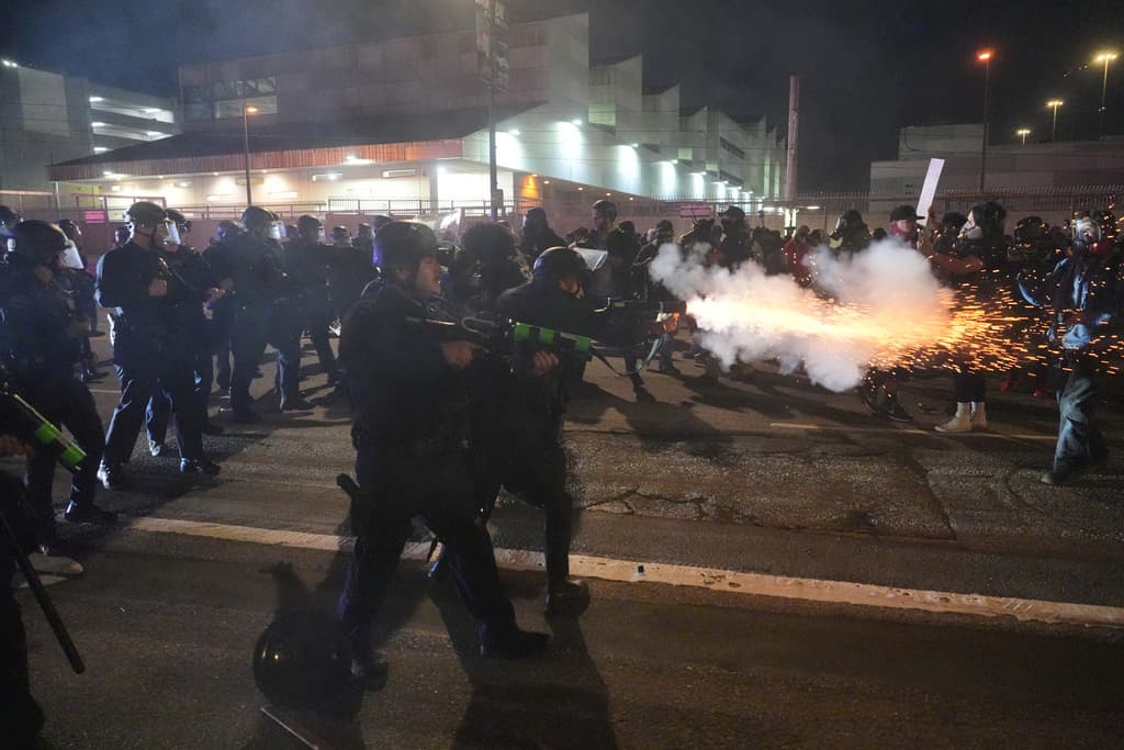 La policía de Los Ángeles disparó rondas menos letales contra manifestantes en el centro de la ciudad durante las protestas del viernes 30 de enero de 2026, según confirmó Associated Press.