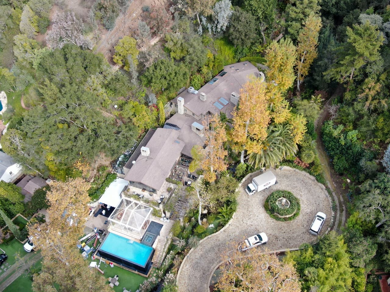 Presuntamente, la cantante estaría preparando su mansión para la celebración navideña que llevará a cabo ahí.
