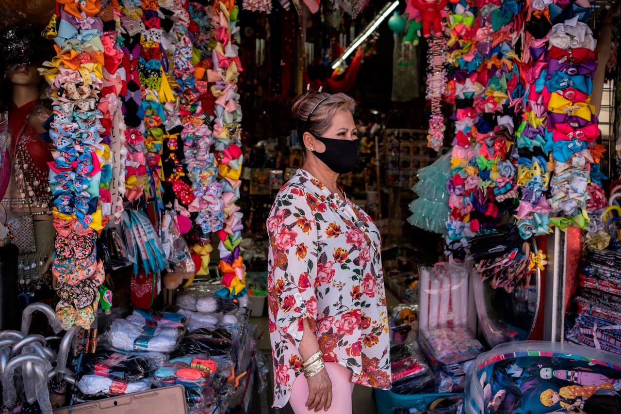 Sunny Butler, propietaria de Sunny's Accessories en El Paso, Texas. El gobernador Greg Abbott ha insistido que las autoridades locales no pueden imponer penas a los residentes por no usarlas.