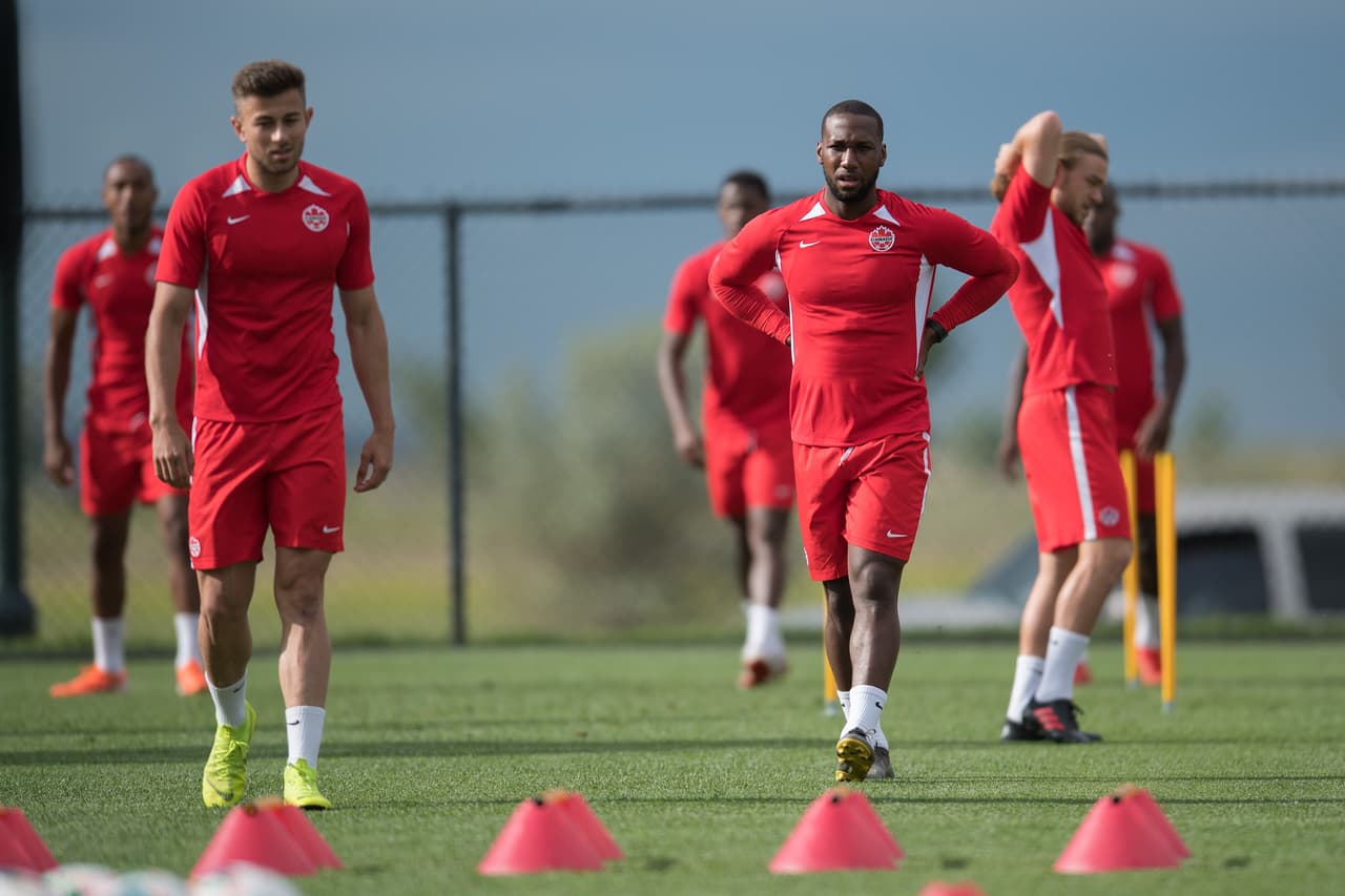 Bajo las órdenes de John Herdman, entrenador de la selección de Canadá, el equipo de la hoja de maple se entrenó para cerrar su preparación de cara a su importante partido ante México por la Copa Oro que se efectuará este miércoles en Denver. Jugadores jóvenes muy interesantes y con enorme potencial que militan en las mejores ligas europeas, son la parte medular de un equipo canadiense que, por lo visto, busca hacerle partido al Tri en el renglón de lo físico y el desgaste por correr en todo el campo.