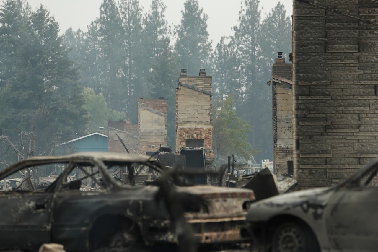 Los incendios en Spokane y sus alrededores, la segunda ciudad más grande del estado, habían quemado cerca de 31 kilómetros cuadrados (unas 12 millas cuadradas) para primeras horas del lunes y llenaron el cielo de humo y bruma. No estaban contenidos en absoluto (0%), informó Courtney James, portavoz del Departamento de Recursos Naturales del estado de Washington.