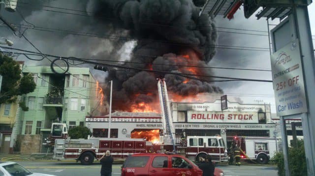 Incendio de 3 alarmas consume tienda en Mission