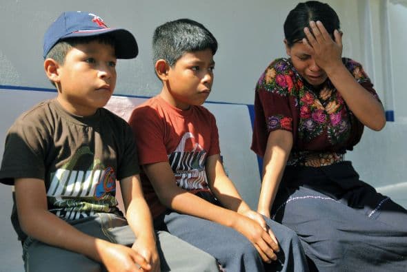 Su esposa, Isabel Marroquín, recibió el féretro con evidentes muestras de luto.