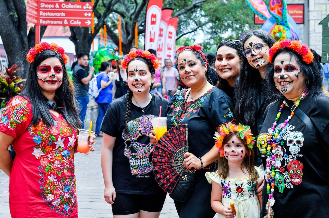 Además del desfile por el Riverwalk, San Antonio ofrecerá otros eventos relacionados con el Día de Muertos durante finales de octubre y principios de noviembre.
