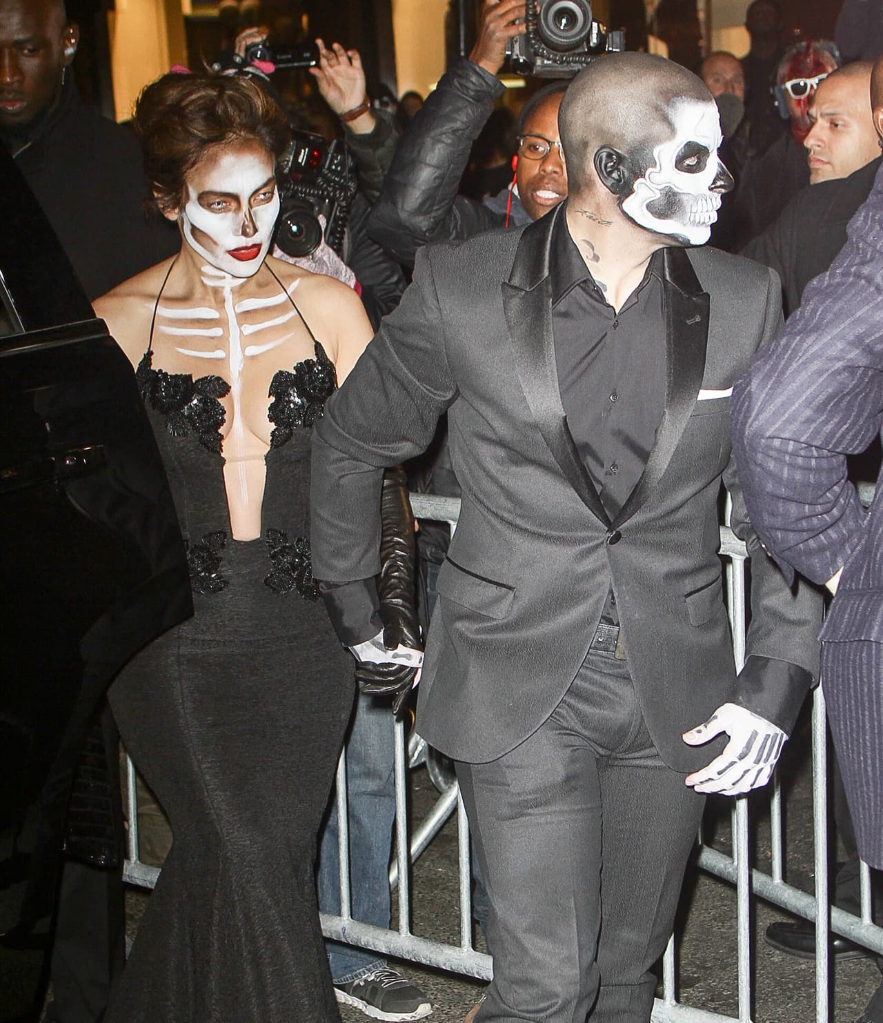 La cantante llegó con su galán, los dos de calacas.