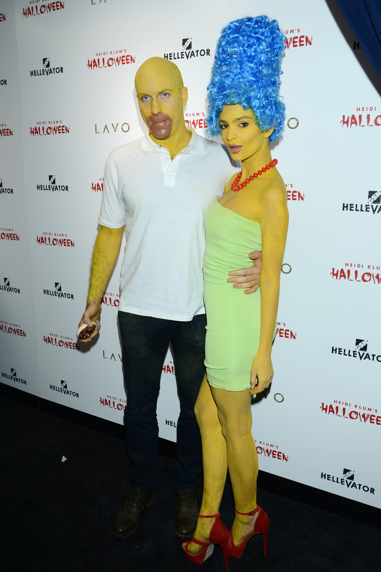 Emily Ratajkowski y su galán al estilo de los Simpson.